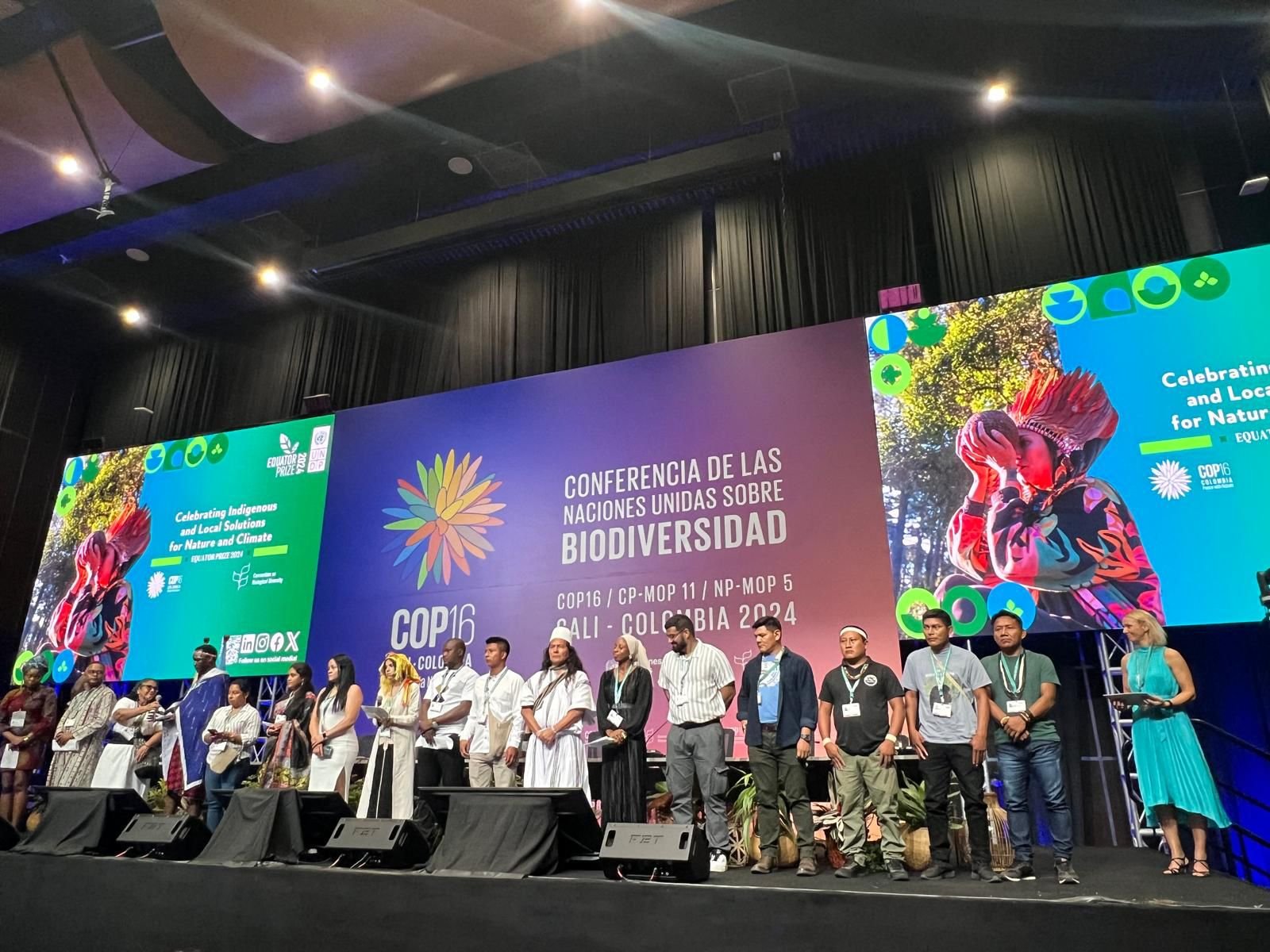 Comitiva da UNIVAJA recebe Prêmio Equatorial do PNUD durante a COP 16. Foto: Luisa Suriani, Observatório dos Direitos Humanos dos Povos Indígenas Isolados e de Recente Contato (Opi)